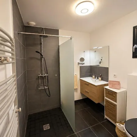2 Bedroom With Sea View, Air-conditioned, 50 M Away 公寓