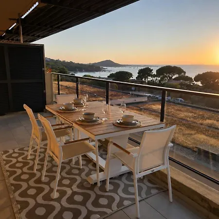 2 Bedroom With Sea View, Air-conditioned, 50 M Away Appartamento