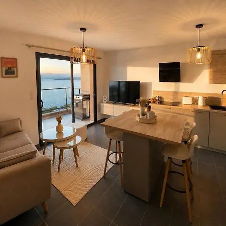 2 Bedroom With Sea View, Air-conditioned, 50 M Away *